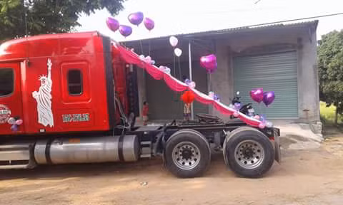 Không giống như các bạn đồng trang lứa lựa chọn học đại học, Hà Thu lại quyết định hướng sang một ngã rẽ khác đó là đến với nghề trang trí xe hoa, phòng cưới và chạy chương trình cho đám cưới. Hà Thu cho rằng đây cũng là một cái duyên với cô. Chia sẻ với PV Báo Người Đưa Tin về lý do chọn nghề trang trí xe hoa, Hà Thu chia sẻ: “Mình thấy có nhiều anh chị sau khi học đại học ra trường vẫn không có công việc ổn định. Vì thế nên quyết định ở nhà để làm kinh tế. Nhà mình vốn có nhận đặt làm bánh gato, bánh cưới nên khi khách đến và yêu cầu thêm dịch vụ thì nhận làm. Sau đó được nhiều khách hàng tìm đến nên mình rất hài lòng và thêm yêu nghề mà mình đang theo đuổi”.