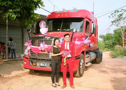 “Trang trí chiếc xe này rất khó, mình phải nhờ thêm hai thanh niên có chiều cao mới trang trí được. Hôm đó 11h đêm mình mới bắt đầu trang trí và phải đến 1h sáng công việc này mới xong. Còn để bóng bay thêm lung linh thì sáng hôm sau phải đến thật sớm để hoàn thành nốt cho chú rể. Mặc dù khó khăn nhưng mình thấy cũng vui và thích thú lây”, Hà Thu chia sẻ thêm. Mỗi người mỗi nghề, với Hà Thu cô coi công việc mà mình đang làm như một niềm đam mê, dù có chút nhọc nhằn, đòi hỏi sự tỉ mỉ đến từng chi tiết thế nhưng cô gái 9X này luôn nở nụ cười tươi và cho biết, trong tương lai cô muốn tìm hiểu thêm các mẫu trang trí xe hoa mới.