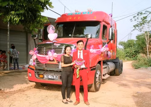 “Trang trí chiếc xe này rất khó, mình phải nhờ thêm hai thanh niên có chiều cao mới trang trí được. Hôm đó 11h đêm mình mới bắt đầu trang trí và phải đến 1h sáng công việc này mới xong. Còn để bóng bay thêm lung linh thì sáng hôm sau phải đến thật sớm để hoàn thành nốt cho chú rể. Mặc dù khó khăn nhưng mình thấy cũng vui và thích thú lây”, Hà Thu chia sẻ thêm. Mỗi người mỗi nghề, với Hà Thu cô coi công việc mà mình đang làm như một niềm đam mê, dù có chút nhọc nhằn, đòi hỏi sự tỉ mỉ đến từng chi tiết thế nhưng cô gái 9X này luôn nở nụ cười tươi và cho biết, trong tương lai cô muốn tìm hiểu thêm các mẫu trang trí xe hoa mới.