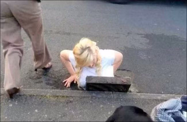 Ôi giời, sao em thấy mấy anh chui xuống được nhỉ?