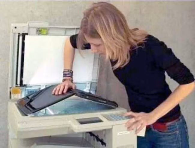 Phải ép thẳng ra mới photo được chứ.