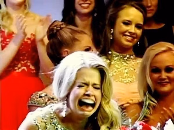 Hoa hậu Indiana 2014 Audra Casterline là người đẹp giành chiến thắng tại cuộc thi Hoa hậu bang Indiana 2014 (Mỹ). Khi được xướng tên cho ngôi vị cao nhất, Audra Casterline bất ngờ ngồi sụp xuống đất, mặt mũi thất thần như bị "trúng tà". Tuy nhiên, cũng có ý kiến cho rằng cô cố tình làm "lố" để gây sự chú ý.