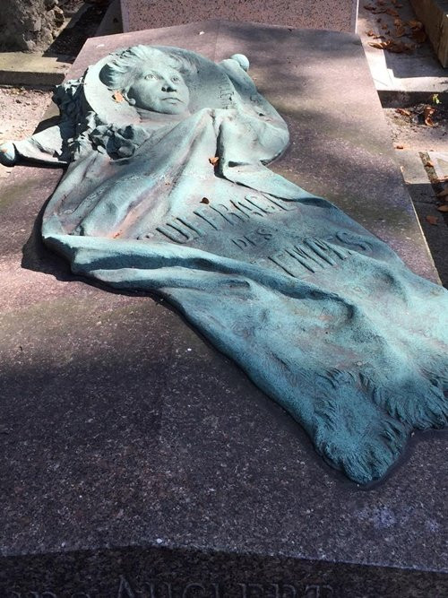 Người nổi tiếng ở đây nhiều đến mức người ta phải xếp tên theo thứ tự trên bảng chữ cái và chia khu để tiện việc tìm kiếm bởi nghĩa trang rộng tới 44 hecta. Mỗi năm khu di tích này tiếp đón tới 3,5 triệu lượt khách thăm quan.