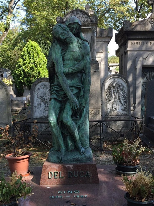 Kiến trúc sư của nghĩa trang là Brongniart đã cho xây nghĩa trang như một khu vườn kiểu Anh khổng lồ với các trục đường lớn, rợp cây xanh bóng mát và các ngôi mộ được xây hai bên đường. “Thành phố” thu nhỏ cho người quá cố này thực sự là một di sản với hơn 5000 cây xanh cổ thụ, 40 loài chim và vô số các công trình kiến trúc, tác phẩm điêu khắc bằng đá, đồng, các biểu tượng tôn giáo từ Công giáo, Hồi giáo đến Do thái giáo, Phật giáo.