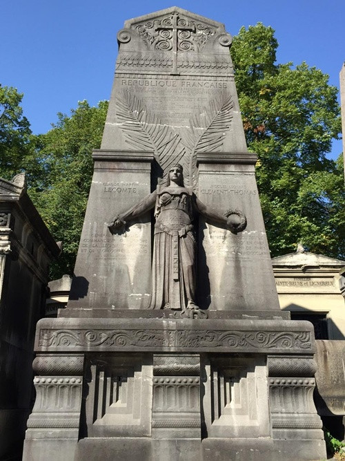 Trái với những hình ảnh thông thường về các nghĩa trang là thê lương, cô tịch, âm u thì người Pháp đã biến nhiều khu nghĩa địa tại Paris trở thành các địa điểm du lịch khó thể bỏ qua. Không thể không nhắc đến nghĩa trang nổi tiếng nhất Pere la Chaise và nghĩa trang đồi Montmartre. Không chỉ là nơi thu hút khách du lịch, nghĩa trang còn là nơi người dân Paris tới nghỉ ngơi, đọc sách hay chỉ đơn giản là ngắm những tác phẩm điêu khắc và các công trình kiến trúc lịch sử.