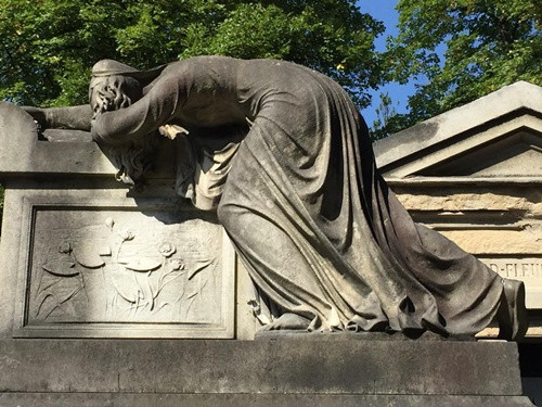 Père la Chaise: thành phố của những người nổi tiếng đã chết Vốn là một trong bảy ngọn đồi của thành phố Paris xưa, địa danh này đã từng là đồi nho, từng là nơi chứng kiến một số trận chiến tại Paris, từng là nơi nghỉ ngơi của các cha xứ dòng Tên, nơi tổ chức nhiều lễ hội dân gian trước khi được xây dựng thành một trong cách nghĩa trang tại Paris.