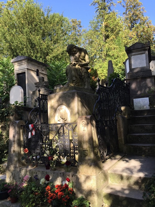 Sau khi nhạc sỹ chết người ta đổ thạch cao lấy khuôn mặt ông để làm bức phù điêu ở dưới. Những bó đuốc chúc xuống cho thấy người trong mộ chết vì bệnh chứ không phải chết già.