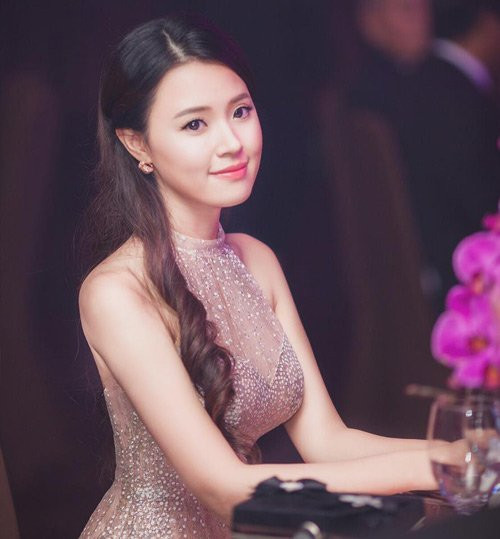 Giữa lúc con đường nghệ thuật thênh thang rộng mở, Midu bất ngờ rút khỏi showbiz, đính hôn cùng đại gia Phan Thành. Trang cá nhân của cô thay vì những bộ hình nghệ thuật, ảnh dự sự kiện… là những hình ảnh đời thường, hạnh phúc bên chồng sắp cưới cùng dàn siêu xe sang chảnh của anh. Thế nhưng, tháng 10/2015, hot girl Sài thành gặp cú sốc lớn trong chuyện tình cảm khi chồng sắp cưới dính tin đồn ngoại tình cùng cô gái 17 tuổi. Sóng gió ập đến khiến cuộc sống của Midu hoàn toàn thay đổi.