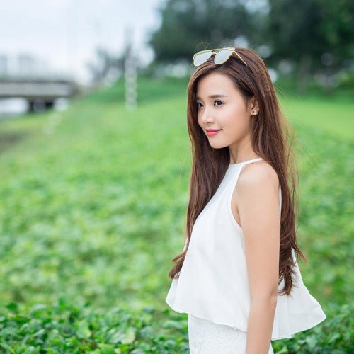 Trái với vẻ ngoài mong manh, ủy mị, hot girl Midu đã cho người hâm mộ thấy được bản lĩnh sống của mình. Sau thời gian dài im lặng, cô chính thức lên tiếng xác nhận, đã chia tay người yêu đại gia. Kể từ đó, không có thêm bất cứ chia sẻ nào của cô về chuyện tình cảm xuất hiện trên báo chí. Tháng 10/2016, tròn một năm, Midu đối mặt với scandal tình ái rùm beng làng giải trí. Chấm dứt tình cảm với bạn trai đại gia, cô từng bước quay trở lại con đường nghệ thuật.