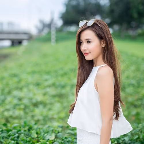 Trái với vẻ ngoài mong manh, ủy mị, hot girl Midu đã cho người hâm mộ thấy được bản lĩnh sống của mình. Sau thời gian dài im lặng, cô chính thức lên tiếng xác nhận, đã chia tay người yêu đại gia. Kể từ đó, không có thêm bất cứ chia sẻ nào của cô về chuyện tình cảm xuất hiện trên báo chí. Tháng 10/2016, tròn một năm, Midu đối mặt với scandal tình ái rùm beng làng giải trí. Chấm dứt tình cảm với bạn trai đại gia, cô từng bước quay trở lại con đường nghệ thuật.