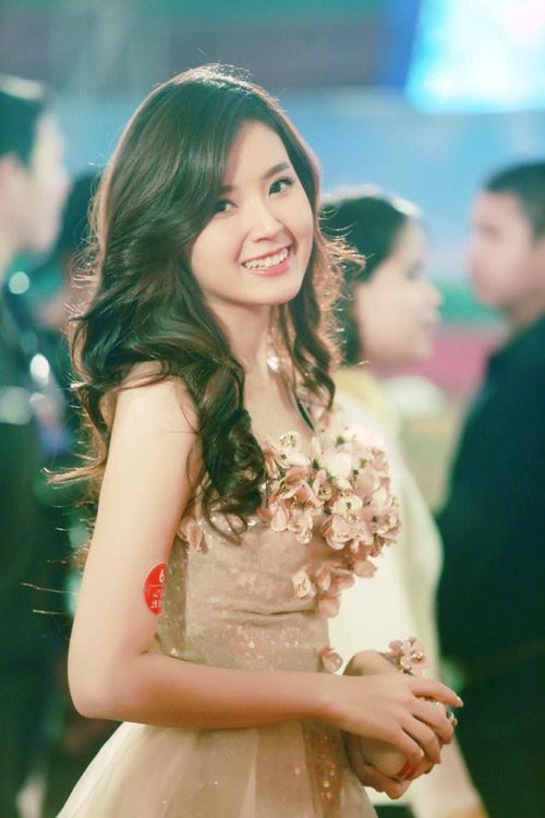 Hot girl Sài thành cũng chăm chỉ tham gia các sự kiện của giới trẻ. Cô thường xuyên lọt top sao mặc đẹp khi dự sự kiện và mỗi lần xuất hiện đều trở thành tâm điểm sự chú ý. Đặc biệt hơn, Midu còn quay trở lại điện ảnh sau 4 năm vắng bóng. Cô cùng lúc tham gia hai bộ phim điện ảnh được dự đoán sẽ “làm nên chuyện trong năm 2016” đó là “4 năm, 2 chàng trai, 1 tình yêu” và “Bí ẩn song sinh”. Hot girl 27 tuổi hóa thân thành hai nhân vật có tính cách hoàn toàn trái ngược nhau. Một bên là cô gái mỏng manh, dịu dàng, chìm đắm trong mối tình lãng mạn, một bên là nữ cảnh sát mạnh mẽ, bản lĩnh, dám đương đầu với kẻ ác… Sự trở lại ấn tượng này cho thấy, niềm đam mê với nghệ thuật của hot girl Sài thành chưa bao giờ hết.