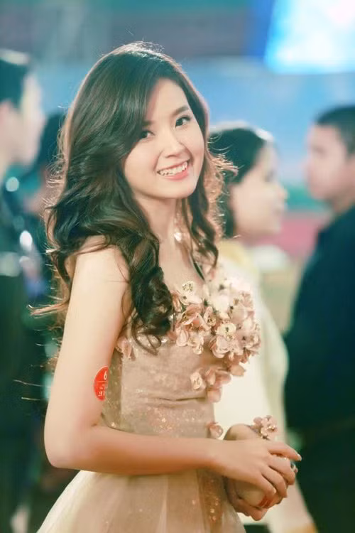 Hot girl Sài thành cũng chăm chỉ tham gia các sự kiện của giới trẻ. Cô thường xuyên lọt top sao mặc đẹp khi dự sự kiện và mỗi lần xuất hiện đều trở thành tâm điểm sự chú ý. Đặc biệt hơn, Midu còn quay trở lại điện ảnh sau 4 năm vắng bóng. Cô cùng lúc tham gia hai bộ phim điện ảnh được dự đoán sẽ “làm nên chuyện trong năm 2016” đó là “4 năm, 2 chàng trai, 1 tình yêu” và “Bí ẩn song sinh”. Hot girl 27 tuổi hóa thân thành hai nhân vật có tính cách hoàn toàn trái ngược nhau. Một bên là cô gái mỏng manh, dịu dàng, chìm đắm trong mối tình lãng mạn, một bên là nữ cảnh sát mạnh mẽ, bản lĩnh, dám đương đầu với kẻ ác… Sự trở lại ấn tượng này cho thấy, niềm đam mê với nghệ thuật của hot girl Sài thành chưa bao giờ hết.