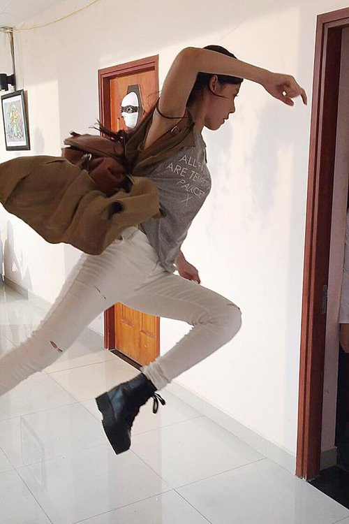 Facebook của Midu hiện tại chỉ còn những thông báo về hoạt động phim ảnh, kinh doanh và những dòng trạng thái vui tươi, yêu đời. Ở tuổi 27, Midu cho mọi người thấy, mình luôn lạc quan, ham sống và đam mê cống hiến. “Năm nay mình làm việc nhiều, đôi khi không phải vì tiền, cũng không phải vì danh vọng mà chỉ đơn giản là được làm những công việc mình thích, được thấy cuộc sống mỗi ngày trôi qua thật ý nghĩa”, hot girl Sài thành chia sẻ.