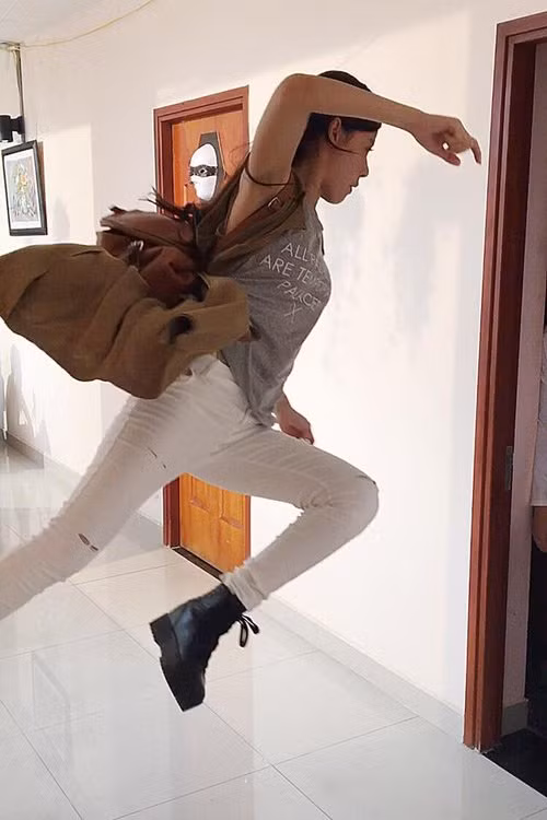 Facebook của Midu hiện tại chỉ còn những thông báo về hoạt động phim ảnh, kinh doanh và những dòng trạng thái vui tươi, yêu đời. Ở tuổi 27, Midu cho mọi người thấy, mình luôn lạc quan, ham sống và đam mê cống hiến. “Năm nay mình làm việc nhiều, đôi khi không phải vì tiền, cũng không phải vì danh vọng mà chỉ đơn giản là được làm những công việc mình thích, được thấy cuộc sống mỗi ngày trôi qua thật ý nghĩa”, hot girl Sài thành chia sẻ.