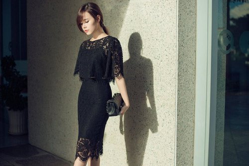 Cô nàng tự làm mẫu cho cửa hiệu thời trang của mình.