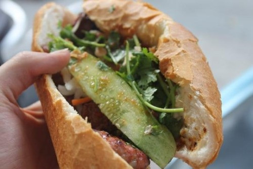 Khi Daley đến nơi, 6 người khác chờ lấy bánh. "Tôi xin khẳng định: rất đáng để chờ. Rau tươi, thịt mềm (hơn rất nhiều phiên bản có phần khô khốc trong nhà hàng) và... ngon tuyệt. Tôi vẫn còn nhớ hương vị của chiếc bánh mì đó trong suốt 2 tuần lễ sau".