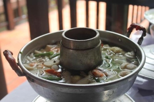 Lẩu được Daley gọi là "người anh em của phở", no đủ hơn khi có thịt thái mỏng, hải sản, rau, mì và trứng.