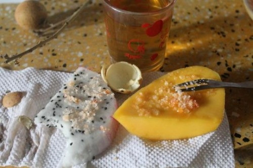 "Việt Nam cũng có rất nhiều hoa quả ngon, đặc biệt là vùng ngoại ô. Khi tôi ở đồng bằng sông Cửu Long, tôi được thử rất nhiều loại hoa quả địa phương. Phần thú vị nhất? Ăn cùng muối ớt. Vị mặn, cay của muối kết hợp với vị ngọt, chua của trái cây khiến trái cây tuyệt vời hơn rất nhiều".