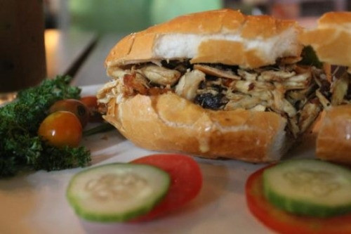 Sau phở, món ăn nổi tiếng thứ 2 của Việt Nam là bánh mì. "Tôi thử chiếc bánh mì đầu tiên trong một nhà hàng, ngay khi vừa tới TP HCM. Tôi biết đáng lẽ tôi nên thử bánh mì ở một tiệm ven đường để được thưởng thức hương vị nguyên bản, thật hơn. Nhưng giống như một đứa trẻ háo hức trong buổi sáng ngày Giáng sinh, tôi không thể đợi lâu hơn. Và hóa ra đó vẫn là một chiếc bánh mì rất ngon, dù tôi biết nó có thể ngon hơn".