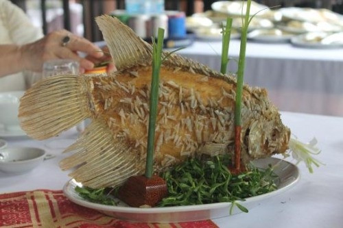 Trong chuyến đi thăm đồng bằng sông Cửu Long, Daley được thử rất nhiều món ăn Việt. Trong hình là món cá tai tượng rán.