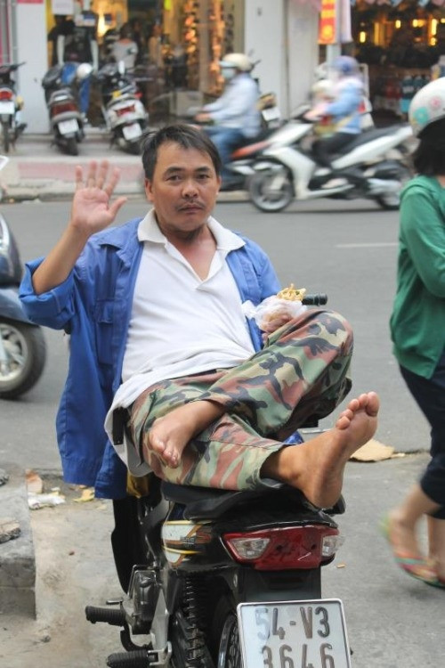 Nhưng cũng không phải đợi quá lâu, Daley đã có trải nghiệm bánh mì đường phố của riêng mình. Sáng hôm sau, khi đang đi bộ, cô bắt gặp một người đàn ông thoải mái ngồi trên xe máy và thưởng thức chiếc bánh mì với vẻ mãn nguyện. Người đàn ông chỉ cho cô chỗ mua bánh mì - một cửa hàng khá nổi tiếng trên phố.