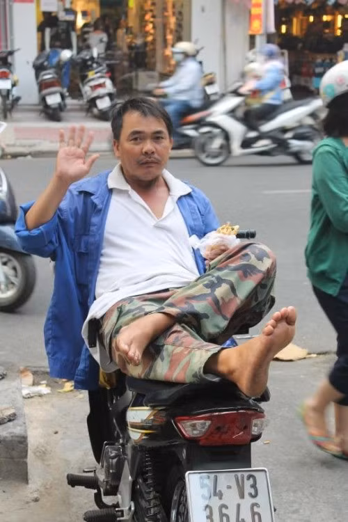 Nhưng cũng không phải đợi quá lâu, Daley đã có trải nghiệm bánh mì đường phố của riêng mình. Sáng hôm sau, khi đang đi bộ, cô bắt gặp một người đàn ông thoải mái ngồi trên xe máy và thưởng thức chiếc bánh mì với vẻ mãn nguyện. Người đàn ông chỉ cho cô chỗ mua bánh mì - một cửa hàng khá nổi tiếng trên phố.