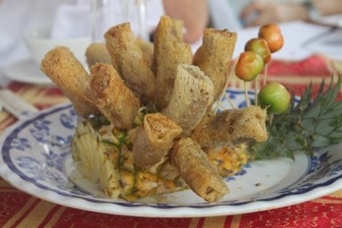 Những chiếc nem rán được trang trí trên thân dứa.