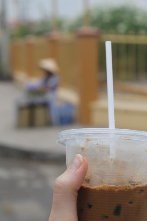 "Trước chuyến đi tới Việt Nam, bạn trai tôi nhắc hãy uống nhiều cà phê Việt Nam nhất có thể. Logic của anh ấy? Món này rất ngon, vì 3 lý do. Đầu tiên, bản thân cà phê rất tuyệt vời. Cà phê là một trong những cây trồng nổi tiếng nhất của Việt Nam - họ là nhà sản xuất lớn thứ 2 thế giới, chỉ sau Brazil. Thứ 2, họ pha với sữa đặc. Và thứ 3, cà phê sữa được uống với đá. Vì trời khá nóng, uống cà phê nóng chắc chắn không phải là quyết định khôn ngoan". Với Daley, cà phê là thứ thú vị và kích thích nhất trong cả chuyến đi.