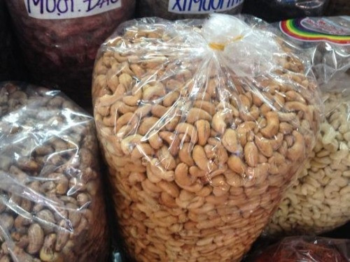 Với Daley, Việt Nam cũng là thiên đường ăn vặt. "Đây là quốc gia cung cấp điều lớn nhất thế giới. Những túi điều như thế này có mặt ở khắp các chợ, trên những con phố".