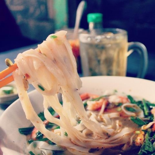 Annie Daley viết: "Sẽ thật thiếu sót nếu bắt đầu một bài chia sẻ về ẩm thực Việt mà không nhắc tới phở". Tuy nhiên, trải nghiệm đem lại cho Daley món phở mà cô gọi là ngon nhất từ trước tới nay không phải ở Hà Nội mà là trong một con hẻm nhỏ ở TP HCM. "Sợi phở mềm cùng thứ nước dùng đầy hương vị, đậm đà", Daley mô tả.