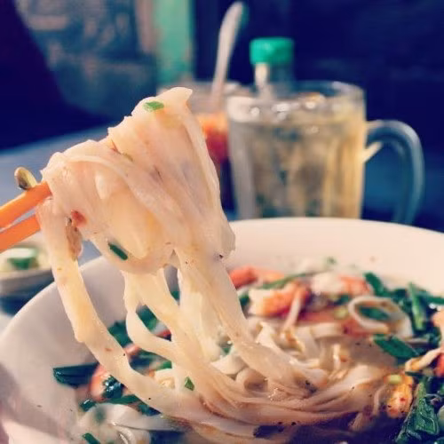 Annie Daley viết: "Sẽ thật thiếu sót nếu bắt đầu một bài chia sẻ về ẩm thực Việt mà không nhắc tới phở". Tuy nhiên, trải nghiệm đem lại cho Daley món phở mà cô gọi là ngon nhất từ trước tới nay không phải ở Hà Nội mà là trong một con hẻm nhỏ ở TP HCM. "Sợi phở mềm cùng thứ nước dùng đầy hương vị, đậm đà", Daley mô tả.