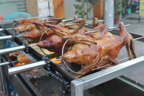 Dù gọi đồ ăn Việt Nam là "hiện tượng" nhưng Daley đã khép lại bài viết của mình bằng món ăn mà cô tự nhận rằng "dù can đảm thế nào cũng không thể đụng đến". Đó là món vịt quay.