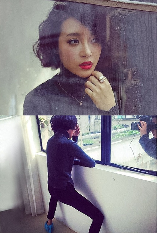 Thiếu nữ dịu dàng tựa bên bệ cửa sổ tạo một không khí u buồn man mác. Nhưng nếu nhìn vào dáng đứng của cô đằng sau bức hình thì bất cứ ai cũng phải bật cười.