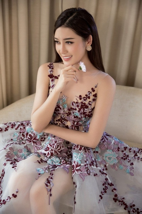 Những ngày qua, Huyền My đối diện với nghi án dao kéo khi những bức ảnh ngày ấy của Á hậu được đem ra so sánh. Chuyện Huyền My đụng dao kéo thật giả thế nào chưa ai biết, chỉ biết rằng Á hậu là một trong những mỹ nhân sở hữu nhan sắc xinh đẹp đến "phát hờn" và lối sống nói không với scandal được nhiều người ủng hộ. Sau hai năm đăng quang, Á hậu Huyền My ghi dấu ấn với công chúng bởi những lần xuất hiện trong những bộ cánh lộng lẫy và hoành tráng. Nhiều khán giả còn ví cô sở hữu vẻ đẹp tựa “nữ thần”.