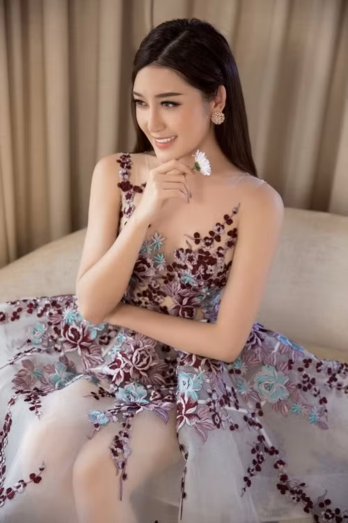 Những ngày qua, Huyền My đối diện với nghi án dao kéo khi những bức ảnh ngày ấy của Á hậu được đem ra so sánh. Chuyện Huyền My đụng dao kéo thật giả thế nào chưa ai biết, chỉ biết rằng Á hậu là một trong những mỹ nhân sở hữu nhan sắc xinh đẹp đến "phát hờn" và lối sống nói không với scandal được nhiều người ủng hộ. Sau hai năm đăng quang, Á hậu Huyền My ghi dấu ấn với công chúng bởi những lần xuất hiện trong những bộ cánh lộng lẫy và hoành tráng. Nhiều khán giả còn ví cô sở hữu vẻ đẹp tựa “nữ thần”.