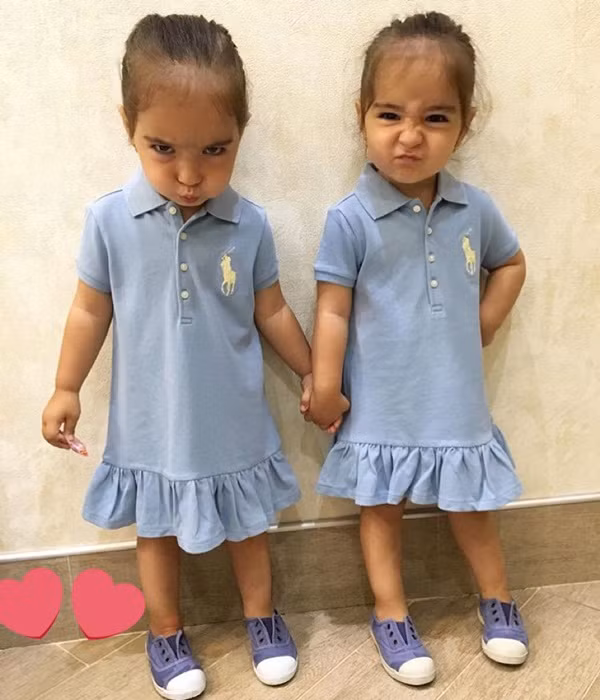 Cặp sinh đôi luôn được mẹ sắm cho những bộ đồ đôi vô cùng dễ thương.