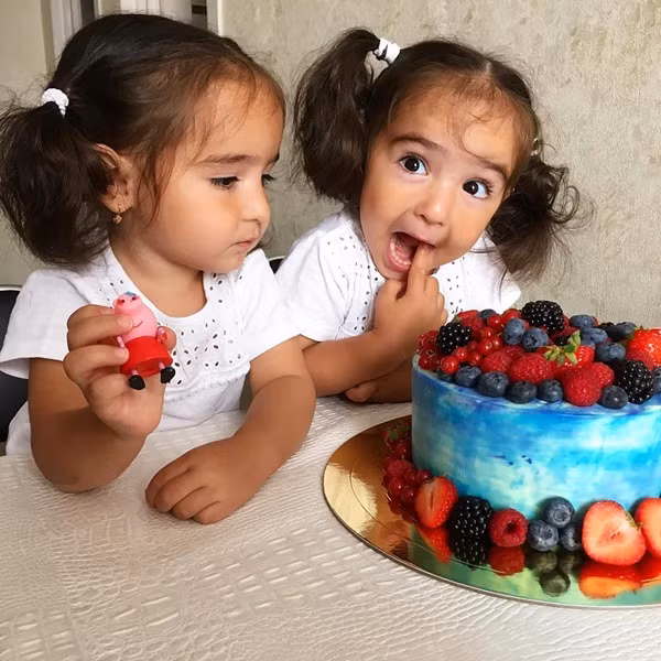 Không chỉ sở hữu một khuôn mặt xinh như thiên thần, mái tóc nâu hạt dẻ xoăn mượt như công chúa, cái miệng nhỏ xíu chúm chím, đôi mắt to tròn long lanh như hút cả tâm trí người xem vào đó, Asiya và Safiya còn nổi tiếng bởi những hình ảnh nghịch ngợm đầy đáng yêu của mình. Một điều hết sức đặc biệt là hai bé cực kì giống nhau đến nỗi đôi khi bố mẹ cũng phải lúng túng khi phân biệt đâu là chị, đâu là em.