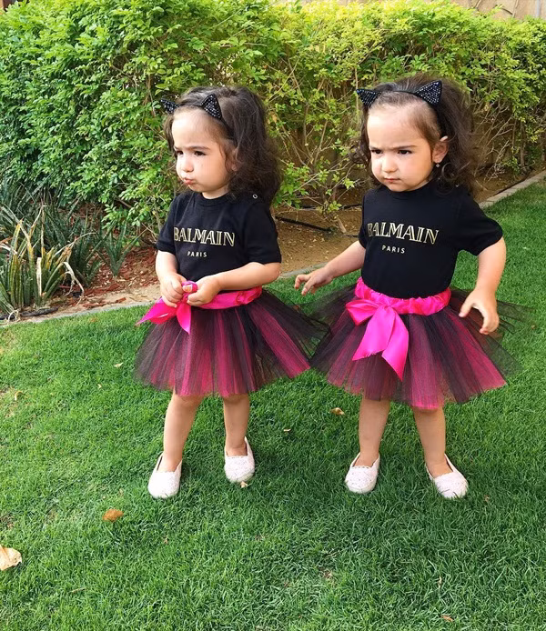 Về tính cách, Asiya và Safiya có tính cách vô cùng vui vẻ và lạc quan. Không cần đến những món đồ chơi khác, cặp sinh đôi thân thiết thích nhất là cùng chơi trốn tìm với nhau. Chỉ cần được chơi đùa cùng nhau, hai cô bé có thể vui vẻ cả ngày.