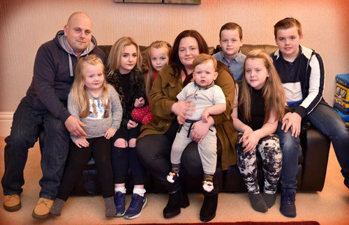 Thomas là em bé thứ 7 của cặp vợ chồng Leanne. Mặc dù khi chào đời hồi tháng 8 năm ngoái, cậu bé hơi khó thở do lồng ngực quá lớn nhưng sau thời gian chăm sóc, bé lớn lên khỏe mạnh và rất vui vẻ. Dù nặng gần 6kg nhưng Thomas không phải là cậu bé nặng cân nhất thế giới trong vòng 5 năm qua. Dữ liệu cho thấy năm ngoái có em bé sơ sinh nặng tới 7kg chào đời tại bệnh viện Hull&amp;East Yorkshire hay có em bé nặng 6,5kg chào đời tại bệnh viện Hampshire. Ngoài ra, trên thực tế có không ít những bà mẹ sinh con nặng tới 4 hoặc 5kg với sức khỏe hoàn toàn bình thường.