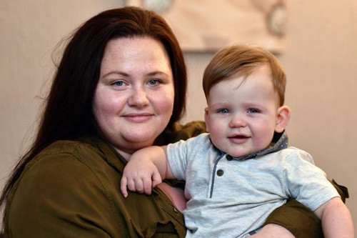 Ngay khi bé được đưa ra khỏi bụng mẹ, các bác sĩ trong ekip đỡ đẻ đã được một phen choáng váng bởi họ chưa bao giờ nhìn thấy một em bé sơ sinh lớn đến như thế. Bà mẹ 34 tuổi chia sẻ: “Mọi người khi nhìn bụng bầu của tôi đều nghĩ rằng tôi đang mang thai đôi nhưng tôi biết đó chỉ là một em bé lớn hơn bình thường. Dù vậy tôi không nghĩ con mình lại nặng cân đến mức đó.”