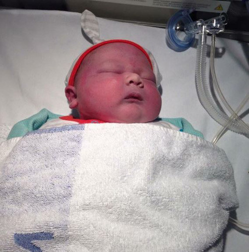 Hình ảnh những em bé chào đời với cân nặng 5kg, 6kg.