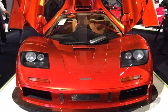 6. Xe hơi lót vàng Chiếc McLaren F1 này là niềm khao khát của các nhà sưu tập xe hơi trên thế giới. Toàn bộ nội thất bên trong siêu xe 680 mã lực được lát vàng. Chiếc xe được bán với giá 13.75 triệu USD và chỉ có 106 chiếc được sản xuất.