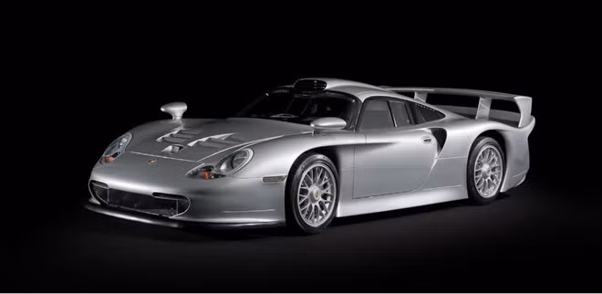 Porsche 911 GT1 Strassenversion sản xuất năm 1998 với số lượng 25 chiếc. Ngày nay, tại các buổi đấu giá uy tín, giới chơi xe phải bỏ ra tới 2 triệu USD hoặc hơn thế để có thể sở hữu 1 chiếc cho riêng mình. 24 chiếc có màu trắng hoặc bạc trong khi chỉ có 1 chiếc màu vàng. Do đó, bản màu vàng trở nên đắt giá và khó có thể tìm kiếm được.