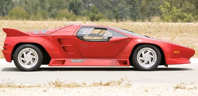 Vector W8 chỉ được sản xuất 18 chiếc trên toàn thế giới. 17 chiếc trong số đó được bán cho các khách hàng trong khi chiếc cuối cùng được giữ lại để trưng bày. Giá bán của mỗi chiếc là 448.000 USD. Xe được trang bị động cơ twin-turbo Chevy V8 cho công suất cực đại 650 mã lực.