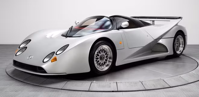 Lotec C1000 là siêu xe được sản xuất... một chiếc duy nhất cho đại gia dầu mỏ Ả Rập. Nắp capo có logo của Mercedes-Benz bởi dưới đó là khối động cơ V8 5.6L của thương hiệu xe sang Đức cho tốc độ tối đa là hơn 430km/h. Lần cuối cùng giới mộ điệu nghe tin về chiếc xe hiếm hoi này là vào tháng 6/2015. Khi đó, chiếc xe được rao bán với giá 650.000 USD.