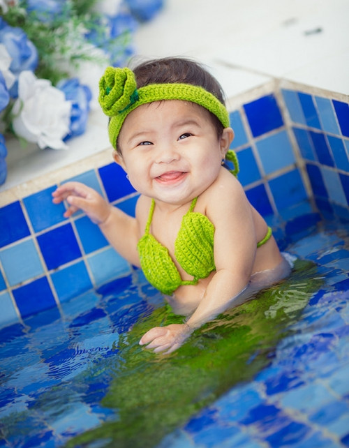 Cô bé 7 tháng tuổi và nụ cười tươi rói trong trang phục Mỹ nhân ngư khiến bao người bật cười vì độ đáng yêu không thể cưỡng.