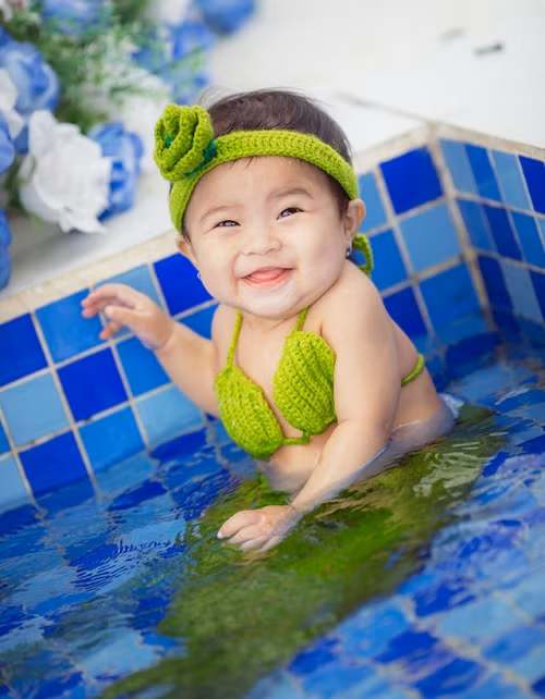 Cô bé 7 tháng tuổi và nụ cười tươi rói trong trang phục Mỹ nhân ngư khiến bao người bật cười vì độ đáng yêu không thể cưỡng.