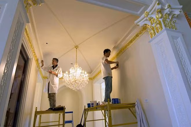 7. Nhà dát vàng Dinh thự Le Palais Royal tại Florida, Mỹ nổi tiếng với phong cách hoàng gia. Rộng hơn 5.500 m2, toàn bộ dinh thự được phủ lá vàng xa xỉ. Nhiều nghệ nhân đã được được thuê từ Pháp sang để thực hiện công việc này và mất vài tháng để hoàn thành.