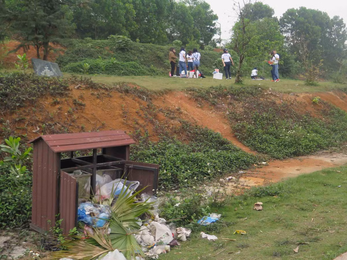 Thỉnh thoảng có nhóm thanh niên "phượt" đến làng văn hóa các dân tộc Việt Nam và bên dưới là sản phẩm mà họ để lại: Rác!