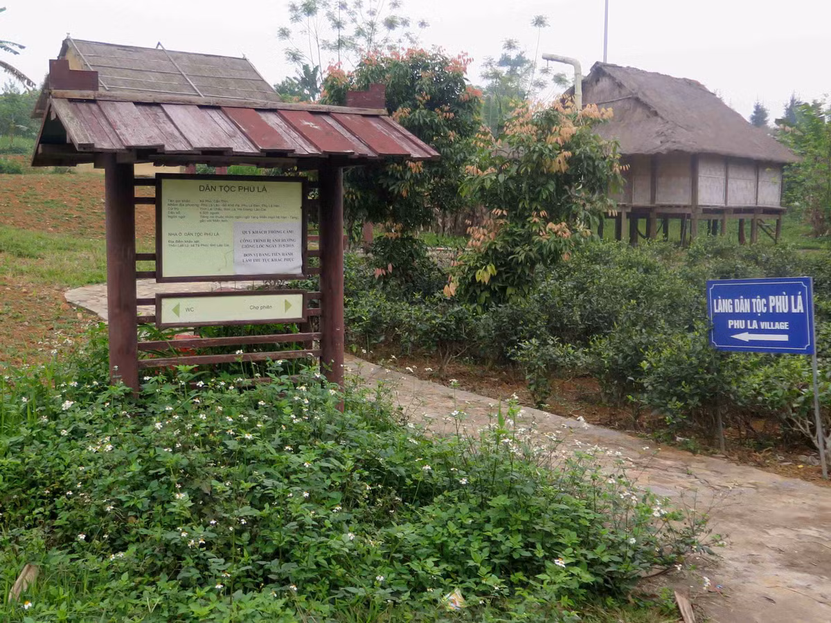 Dự án Làng văn hóa các dân tộc Việt Nam được Chính phủ phê duyệt từ năm 1997 với tổng diện tích xây dựng 1.544 ha (606 ha mặt đất, 939 ha mặt nước) tại Đồng Mô, Sơn Tây, Hà Nội, gồm 12 dự án thành phần. Theo kế hoạch, đến năm 2015, "Làng văn hóa du lịch các dân tộc Việt Nam" sẽ hoàn tất và trở thành trung tâm hoạt động văn hóa mang tính quốc gia.